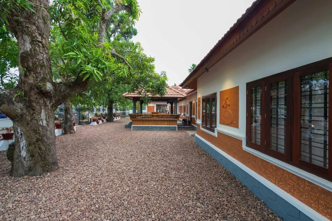 Villa The Backwater Heritage- Comp Breakfast With River View & Lawn By Stayvista Alappuzha Hindistan