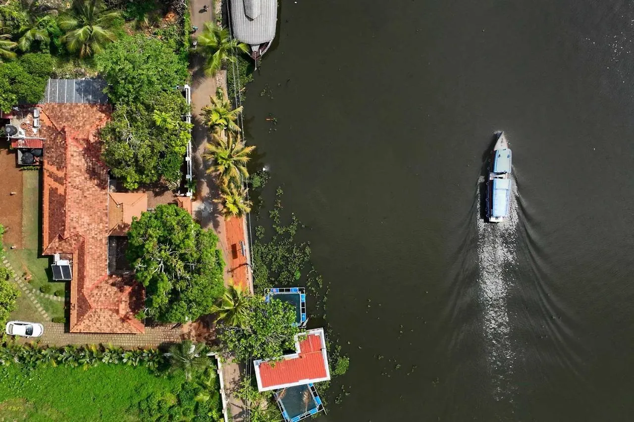 The Backwater Heritage- Comp Breakfast With River View & Lawn By Stayvista Alappuzha Villa