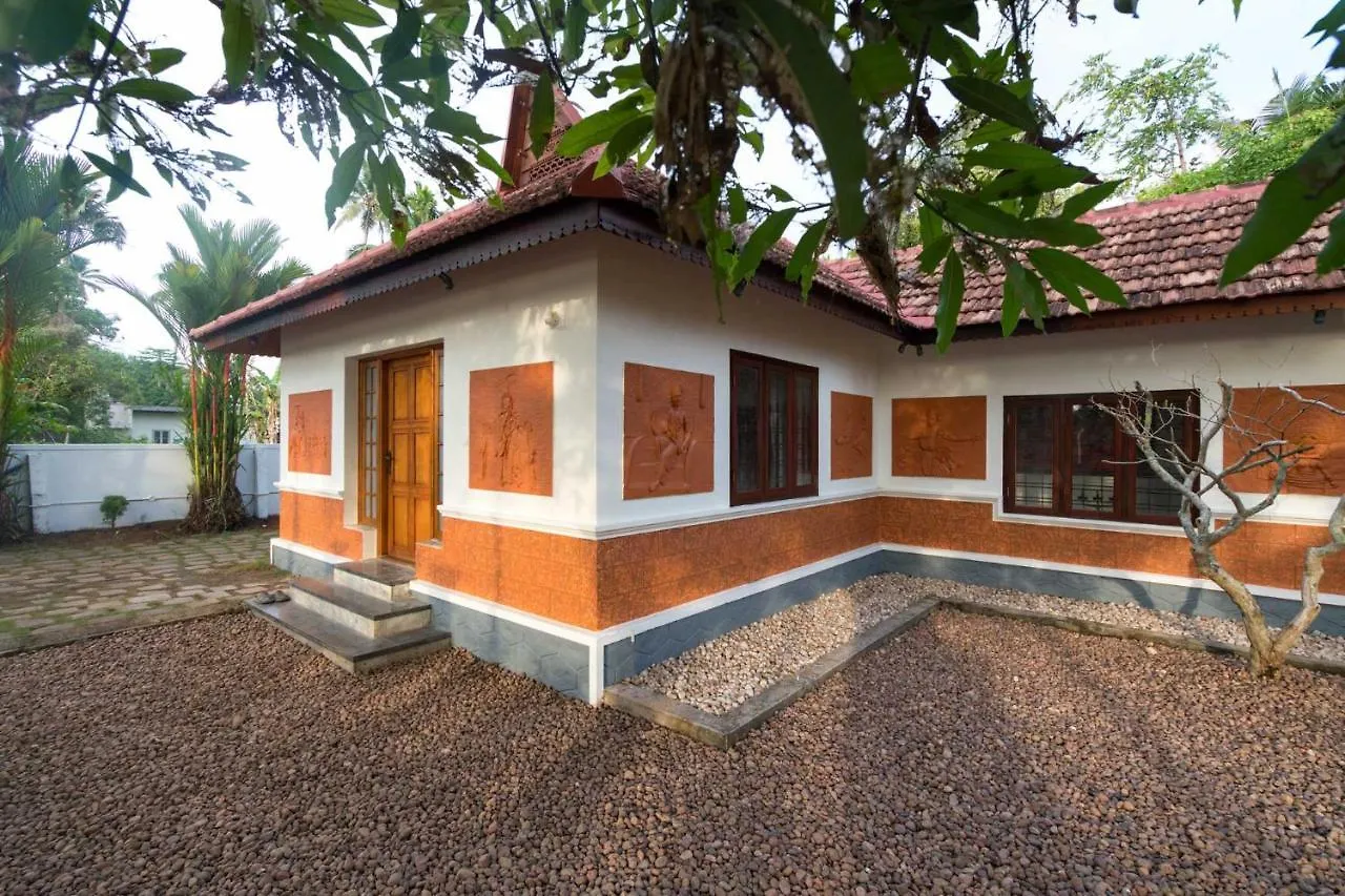 Villa The Backwater Heritage- Comp Breakfast With River View & Lawn By Stayvista Alappuzha