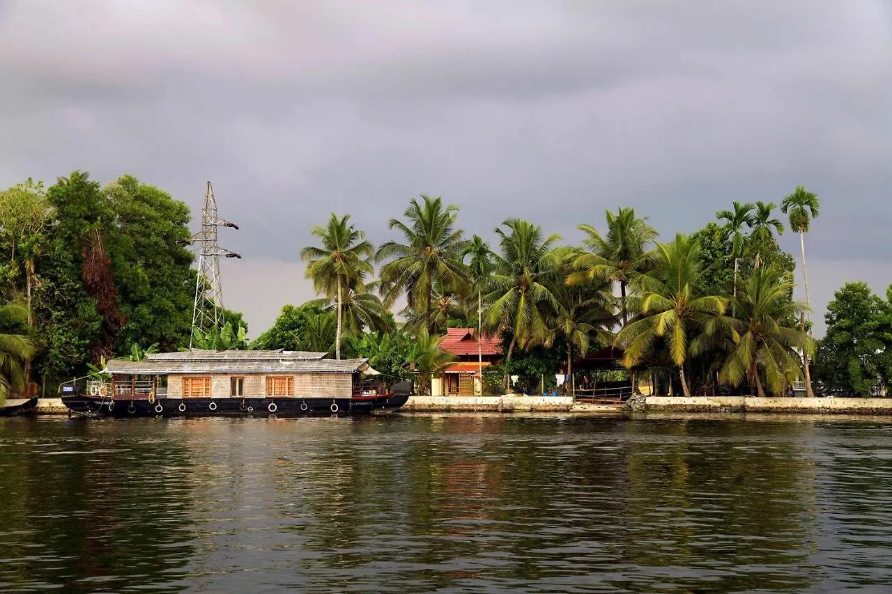 The Backwater Heritage- Comp Breakfast With River View & Lawn By Stayvista Alappuzha Villa